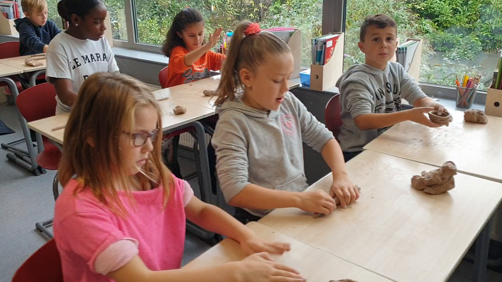 Pompoenen uithollen voor Halloween 