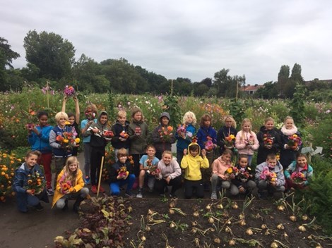 Schooltuinen groepsfoto groep 7C